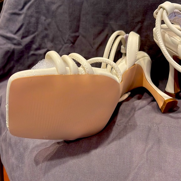 Brand new! Never worn. Courthouse women’s kitten heels sandals - Picture 3 of 6